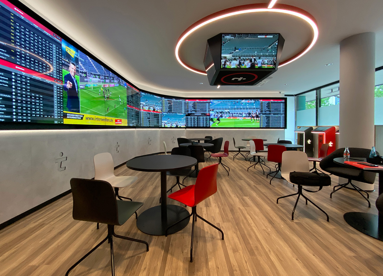 Tipico Shop Interior mit Wettquoten und TV-Cube