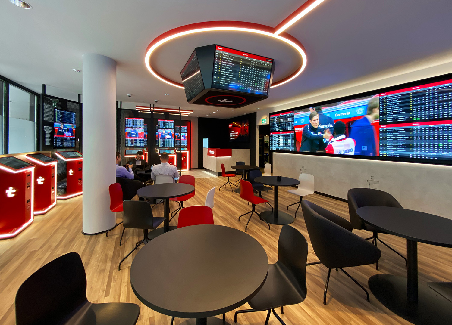 Tipico Shop Interior mit Wettquoten und TV-Cube