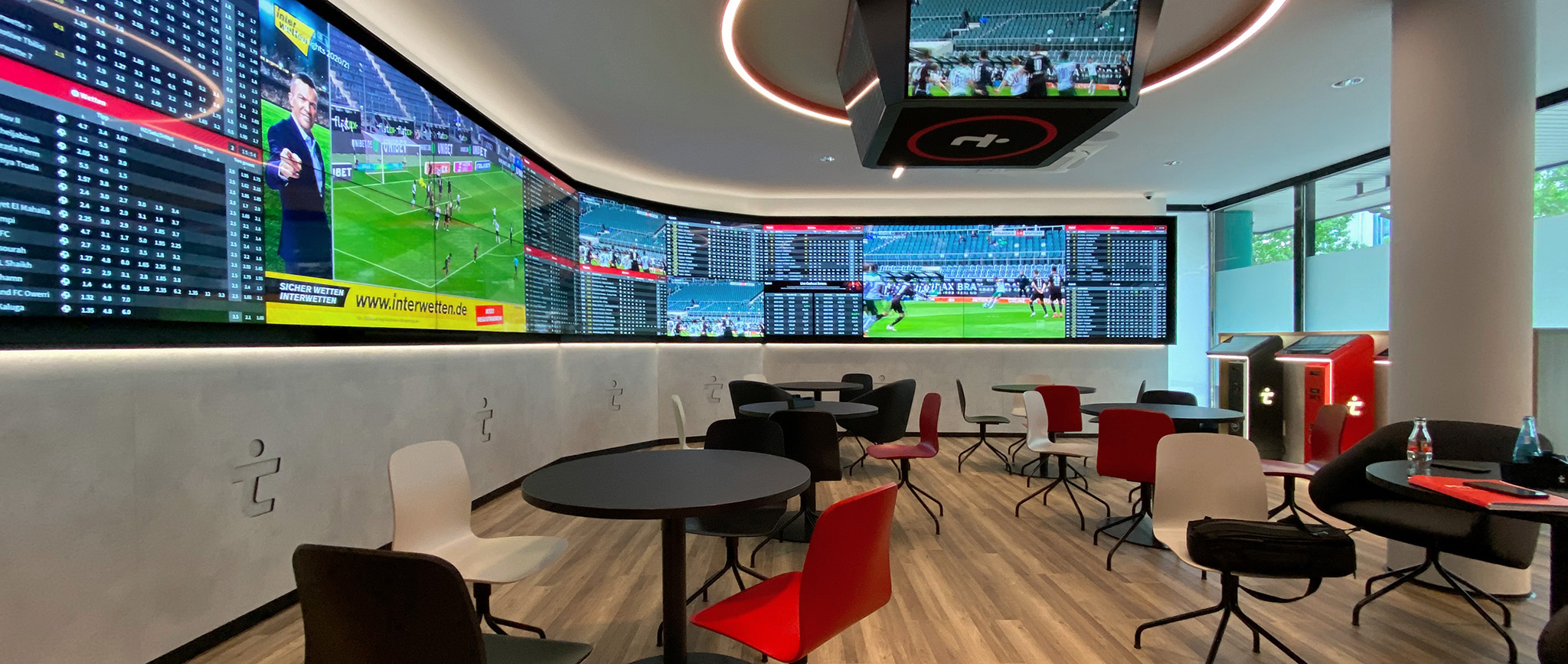Tipico Shop Interior mit Wettscreens, Deckencubes und Sitzbereichen