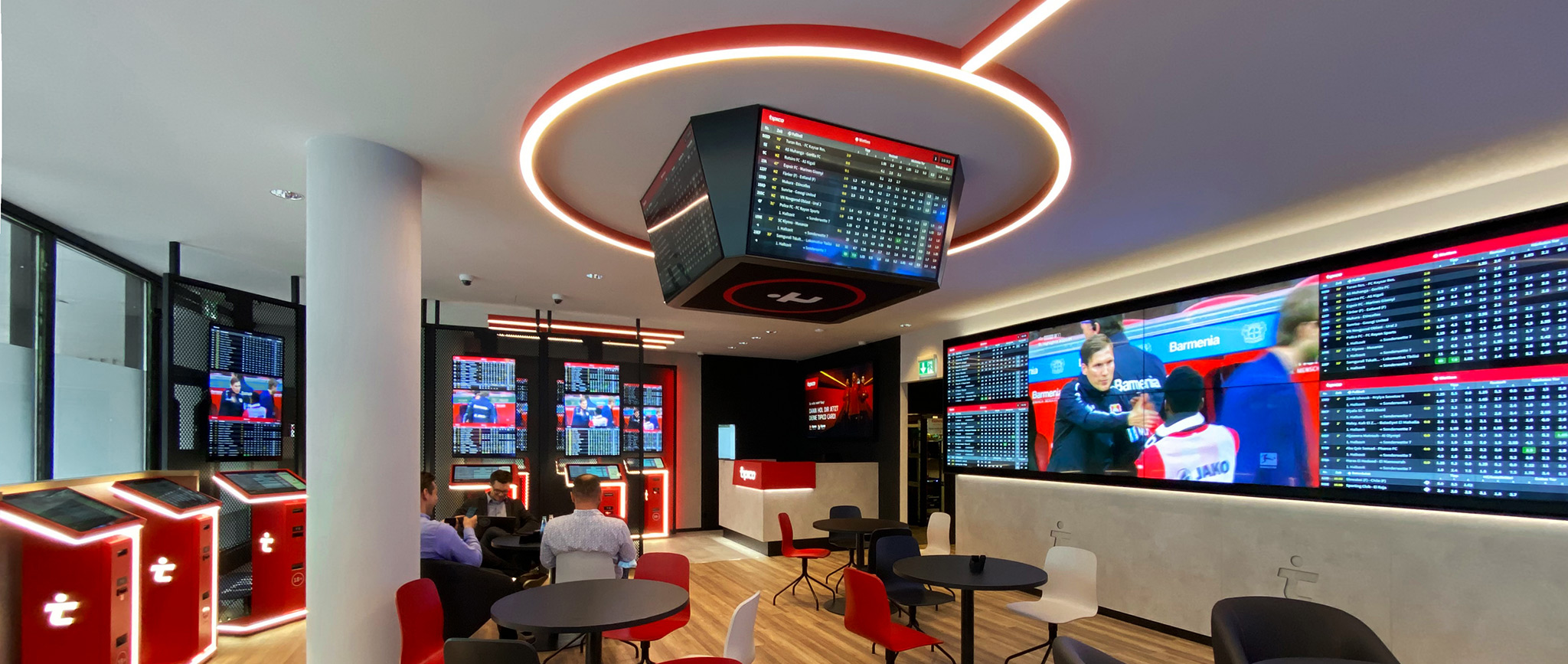 Tipico Shop Interior mit Wettscreens und Deckencube