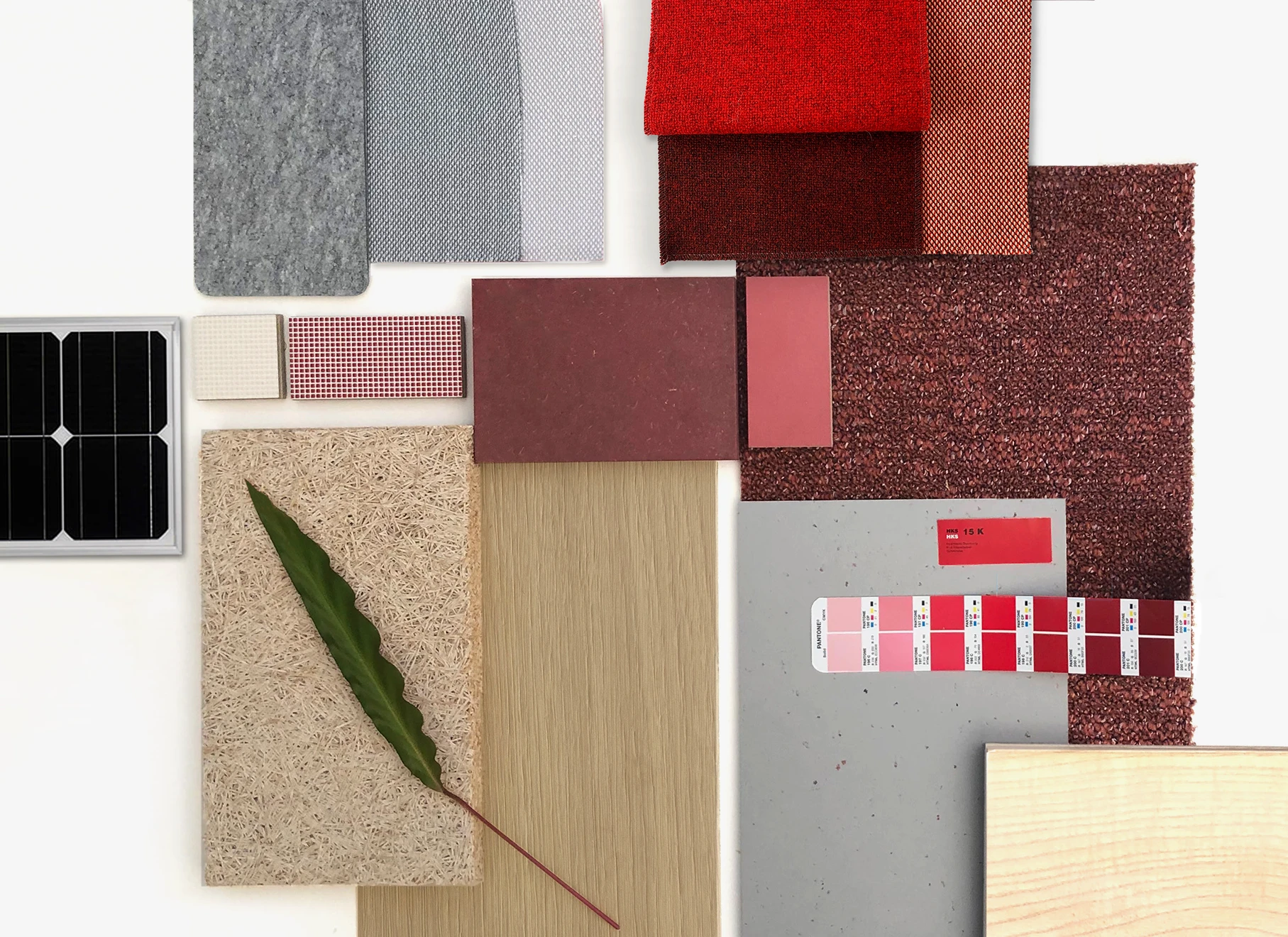 Moodboard mit nachhaltigen Materialien in den Markenfarben