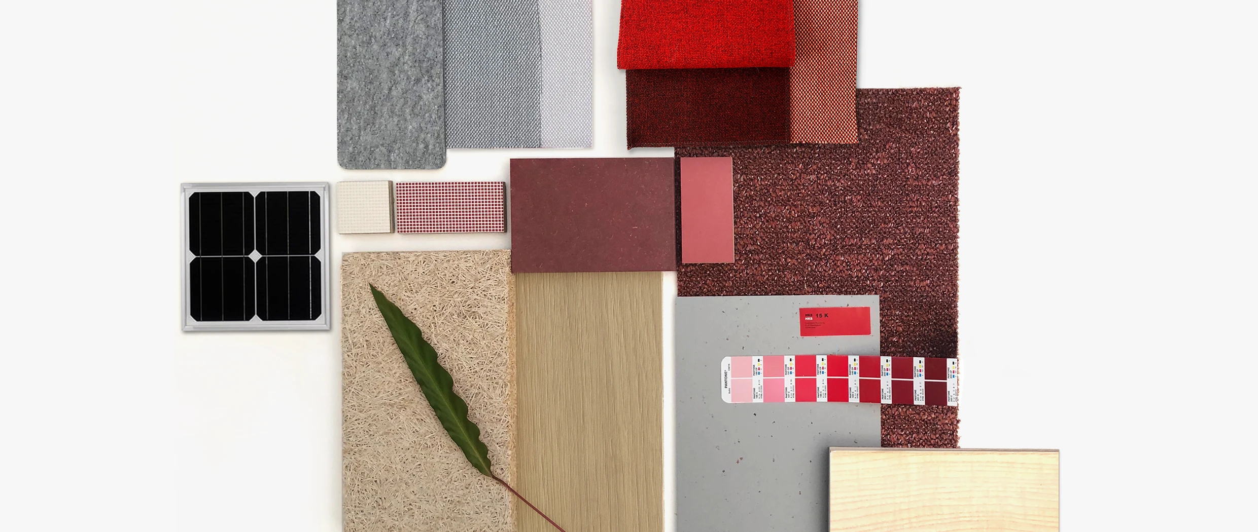 Moodboard mit nachhaltigen Materialien in den Markenfarben