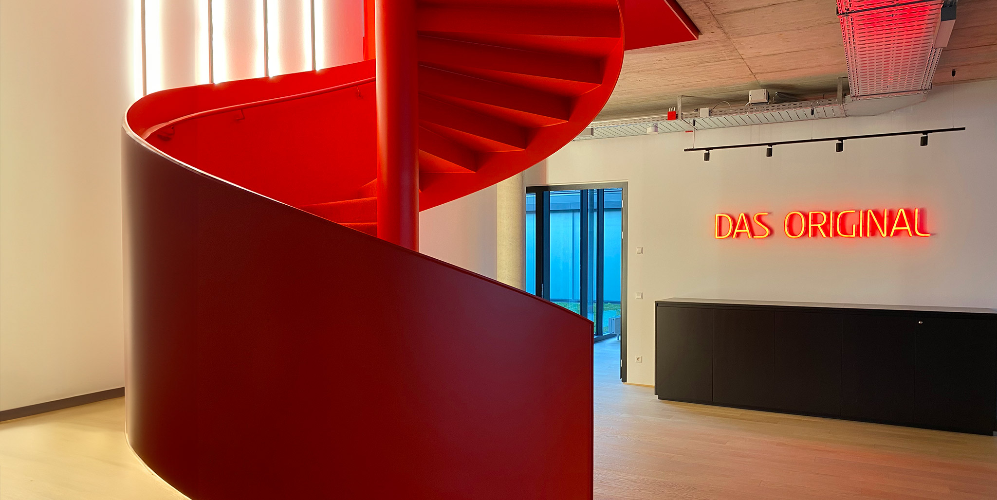 Leuchtlogo "Das Original" im Tipico Office