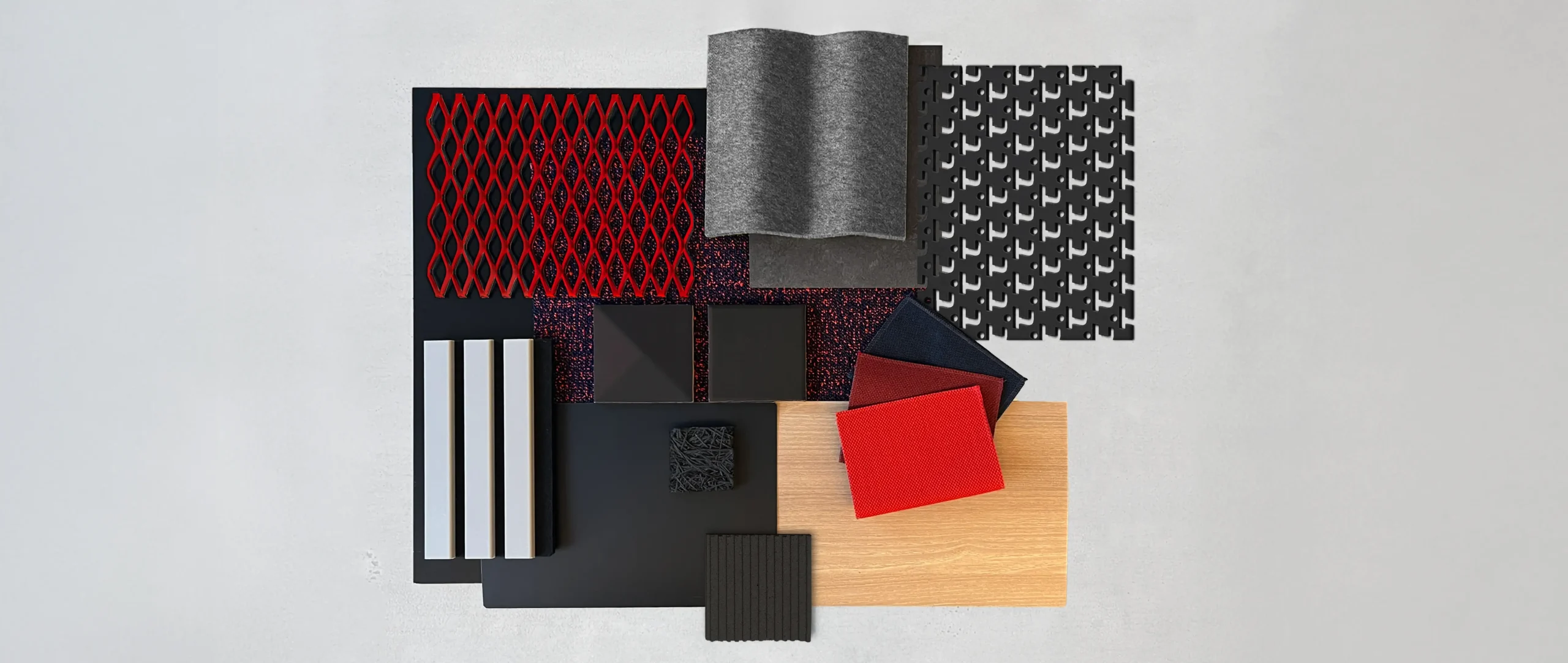 Materialboard von Preussisch Portugal in Rot und Schwarz mit Gitterstrukturen und Filz