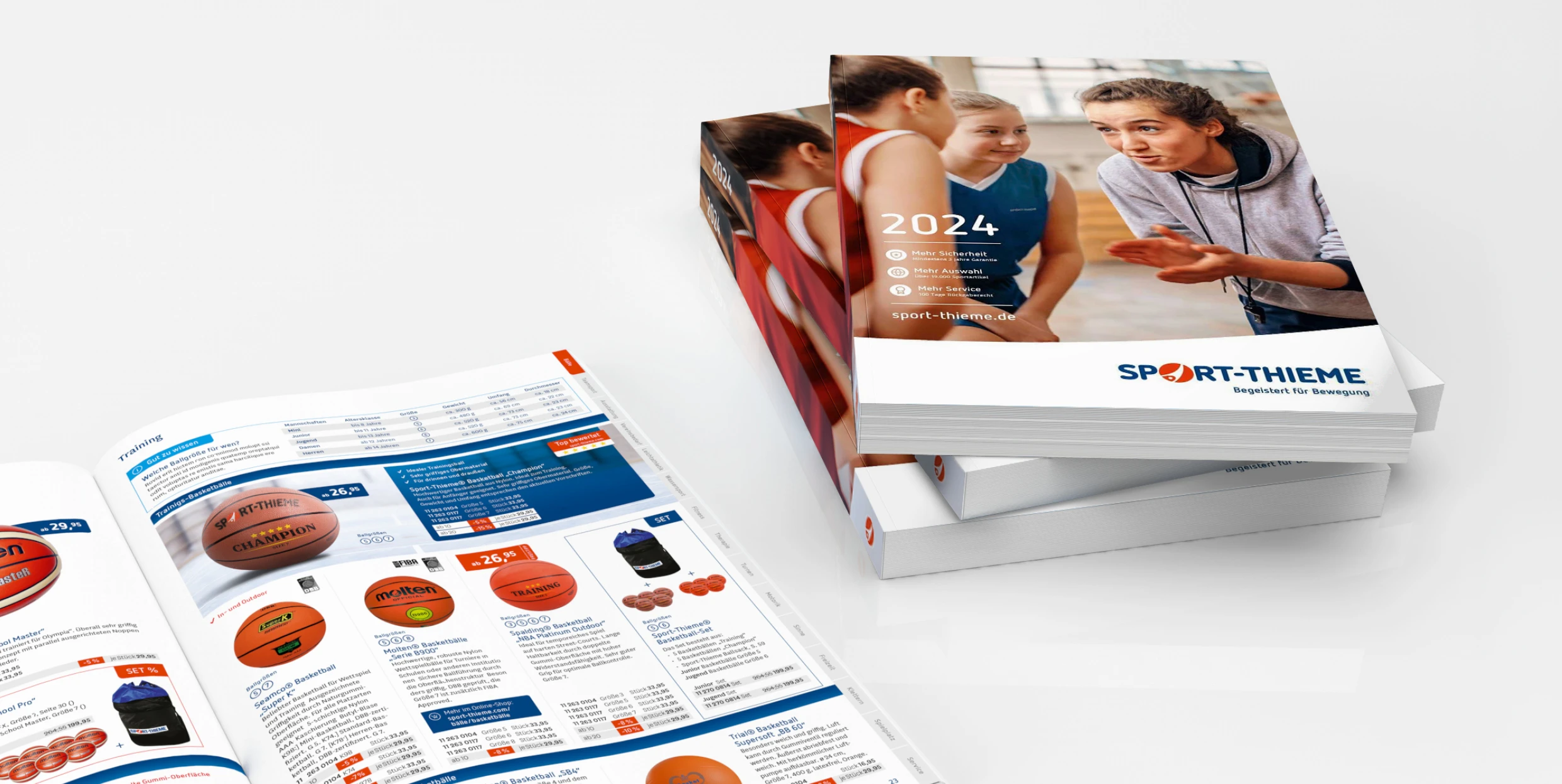 Das Design des Sport-Thieme Katalogs mit Produktabbildungen nach dem Makrenrelaunch. Mehrere Kataloge liegen gestapelt übereinander.