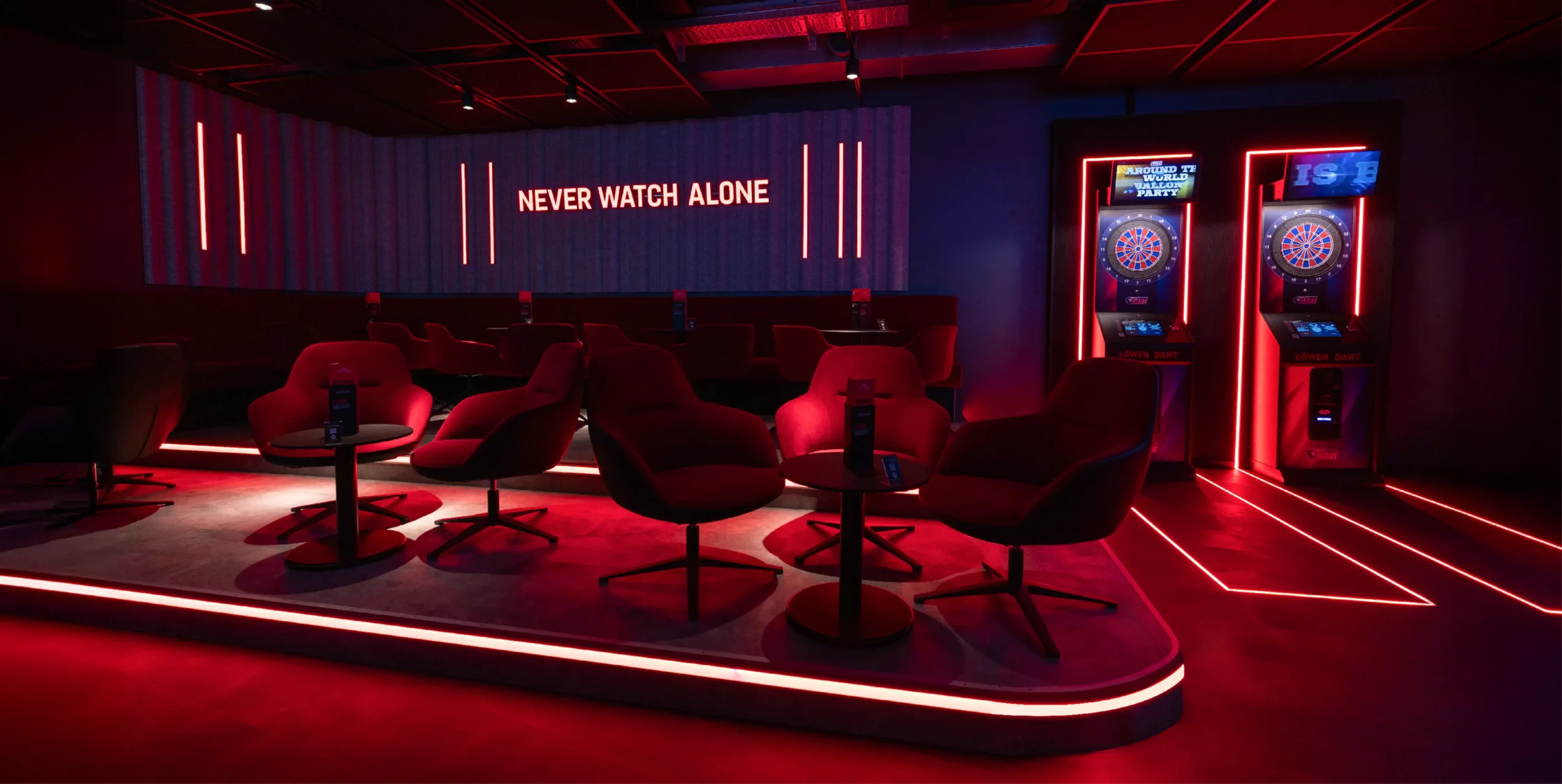 Sportevent-Tribüne mit Lounge-Sesseln und roter Beleuchtung