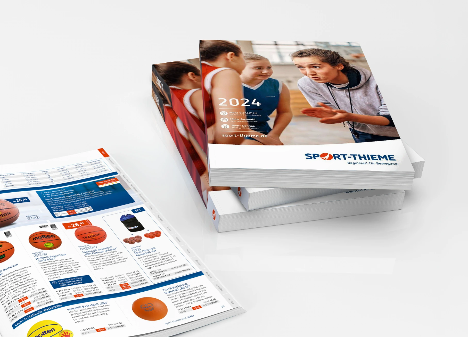 Das Design des Sport-Thieme Katalogs mit Produktabbildungen nach dem Makrenrelaunch. Mehrere Kataloge liegen gestapelt übereinander.