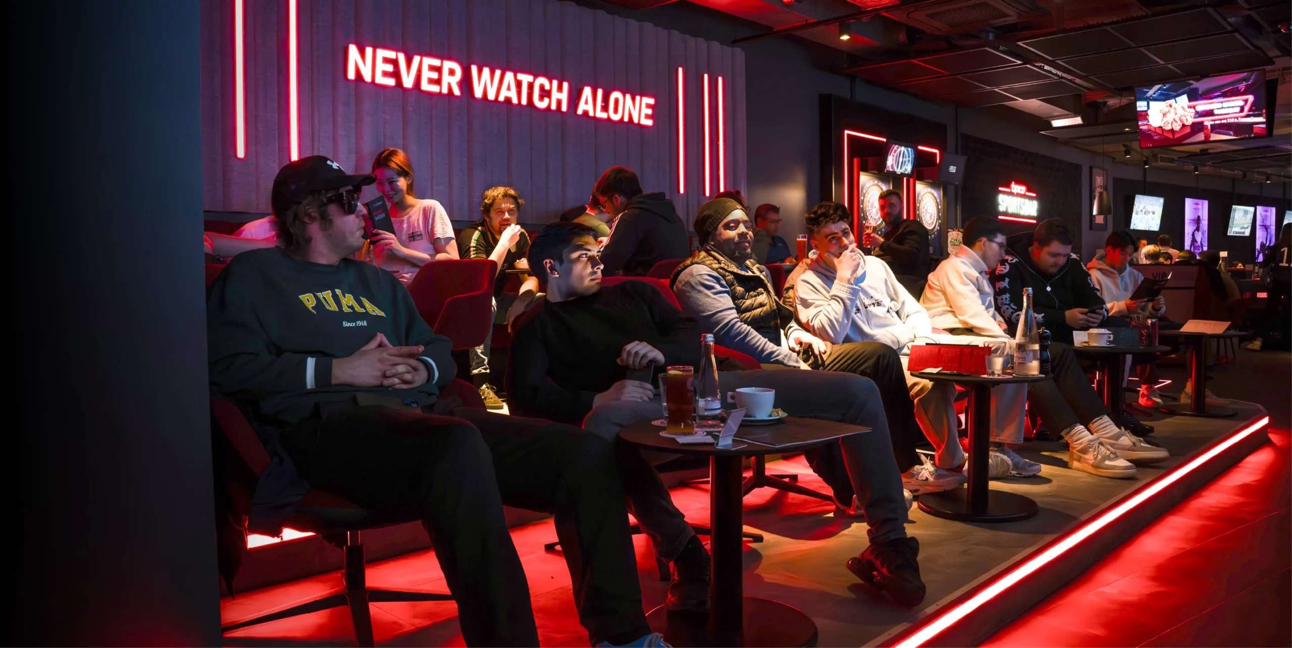 Sportsevent-Tribüne mit Zuschauern in der Tipico Sportsbar