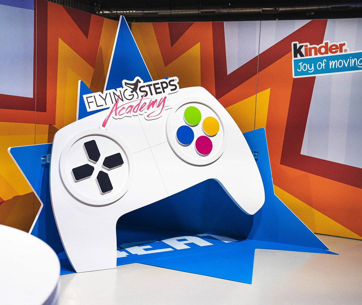 Ein überdimensionaless Gamepad / Game Controller dient als Event-Kulisse. Der Controller großen Explosion aus blauer und orangener Farbe.