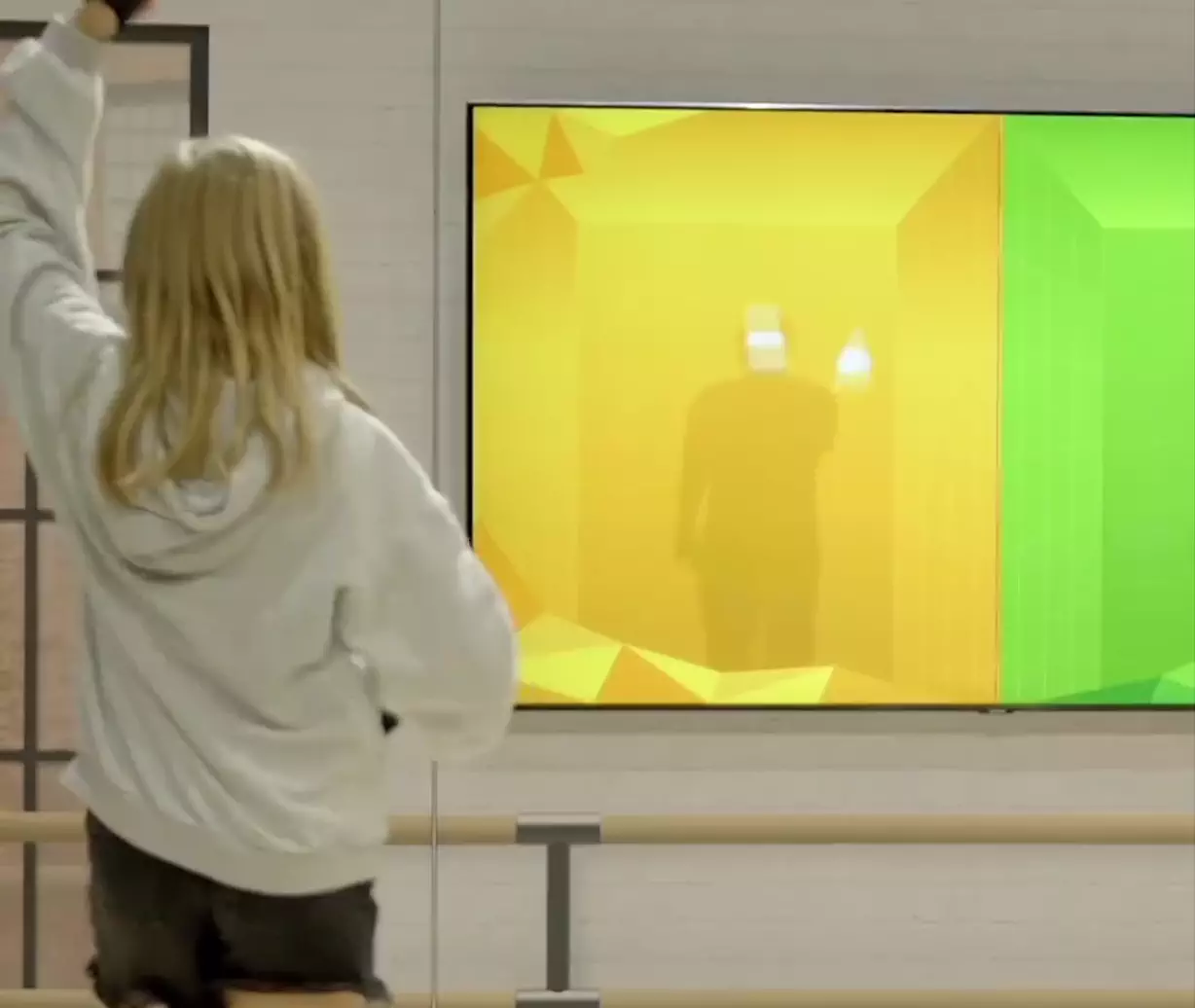 Ein Kind Tanzt. Die Bewegungen des Kindes werden erfasst und auf einem Screen dargestellt. Eine Silhouette gibt die Bewegung vor.