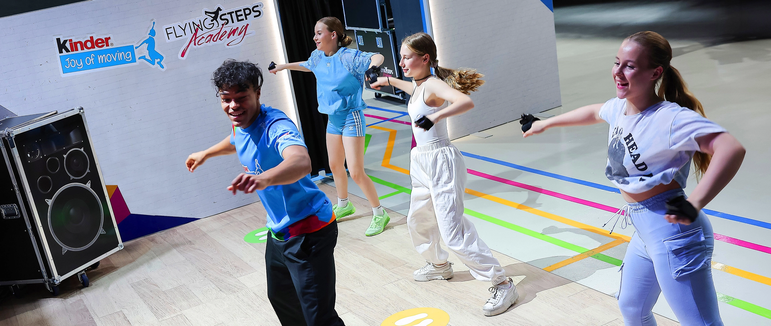 Kinder tanzen mit einem Influencer zusammen auf dem Joy of Moving Tanzeevent.