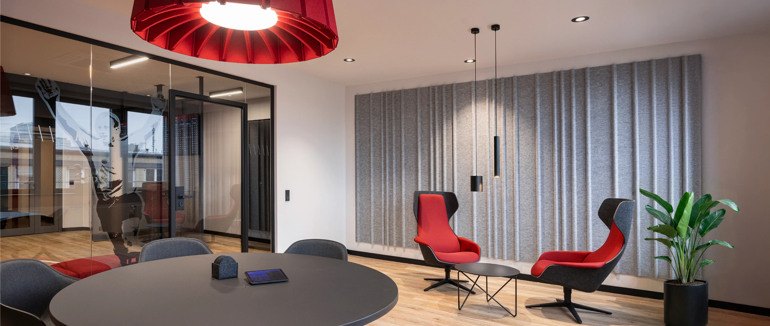 Office-Konzept: umgestalteter Konferenzraum mit akustisch wirksamen Materialien, bequemen