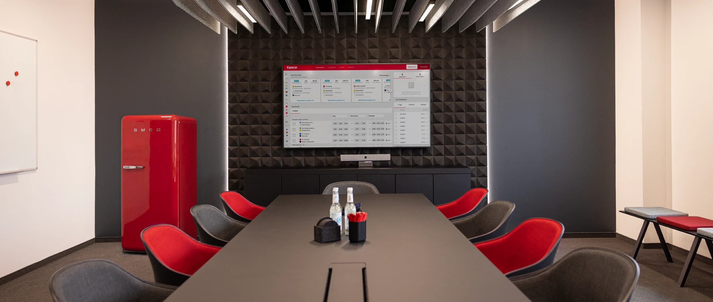 Office-Konzept: umgestalteter Konferenzraum mit akustisch wirksamen Materialien