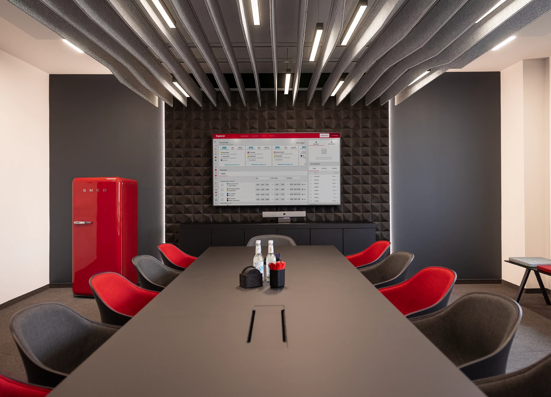 Office-Konzept: umgestalteter Konferenzraum mit akustisch wirksamen Materialien