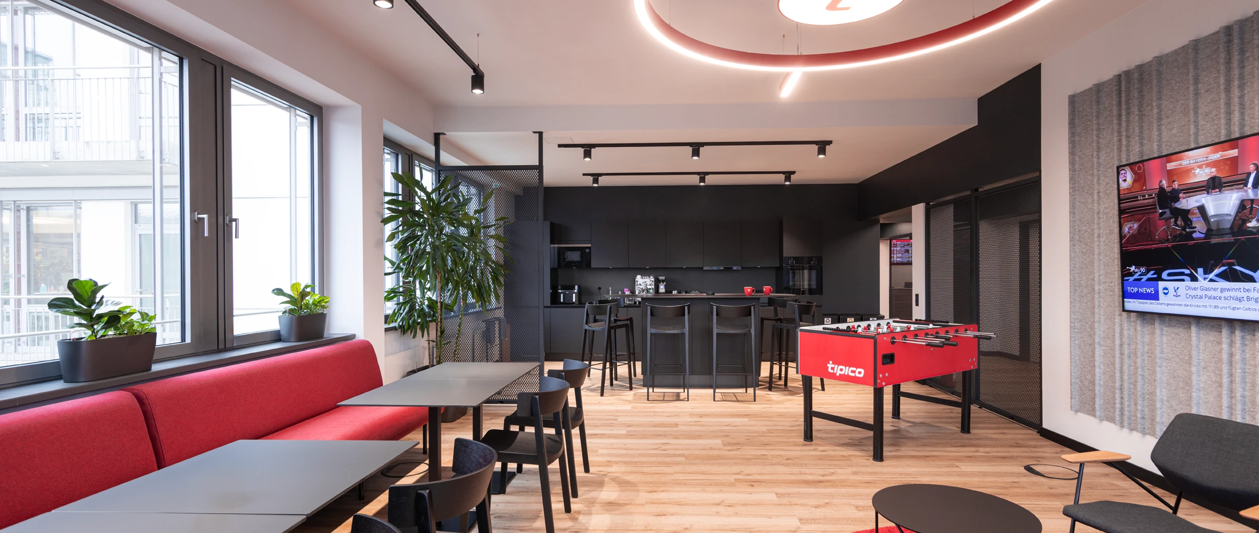 Office-Konzept: moderne Küche mit großem Essbereich in Markenfarben und Materialien verbessern die Aufenthaltsqualität