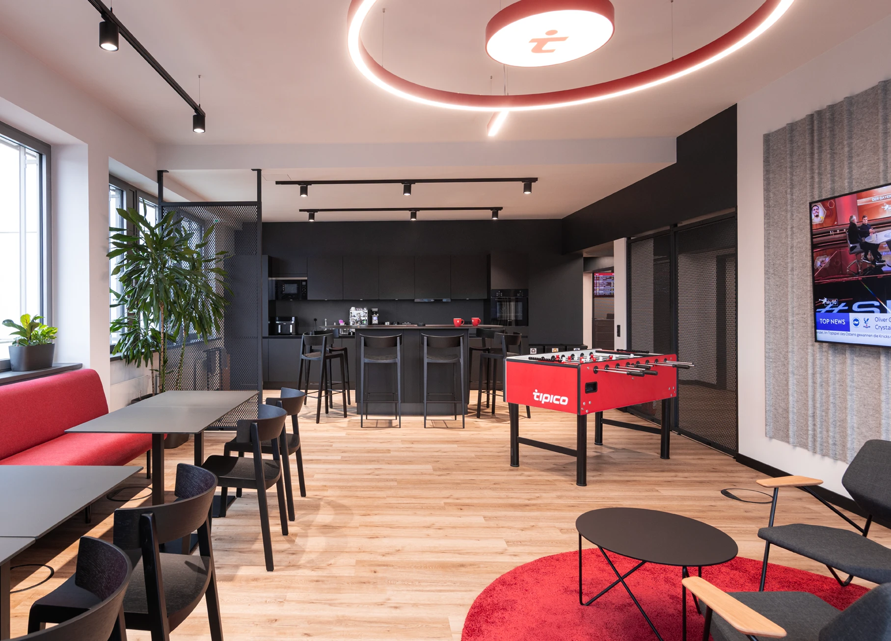 Office-Konzept: moderne Küche mit großem Essbereich in Markenfarben und Materialien verbessern die Aufenthaltsqualität