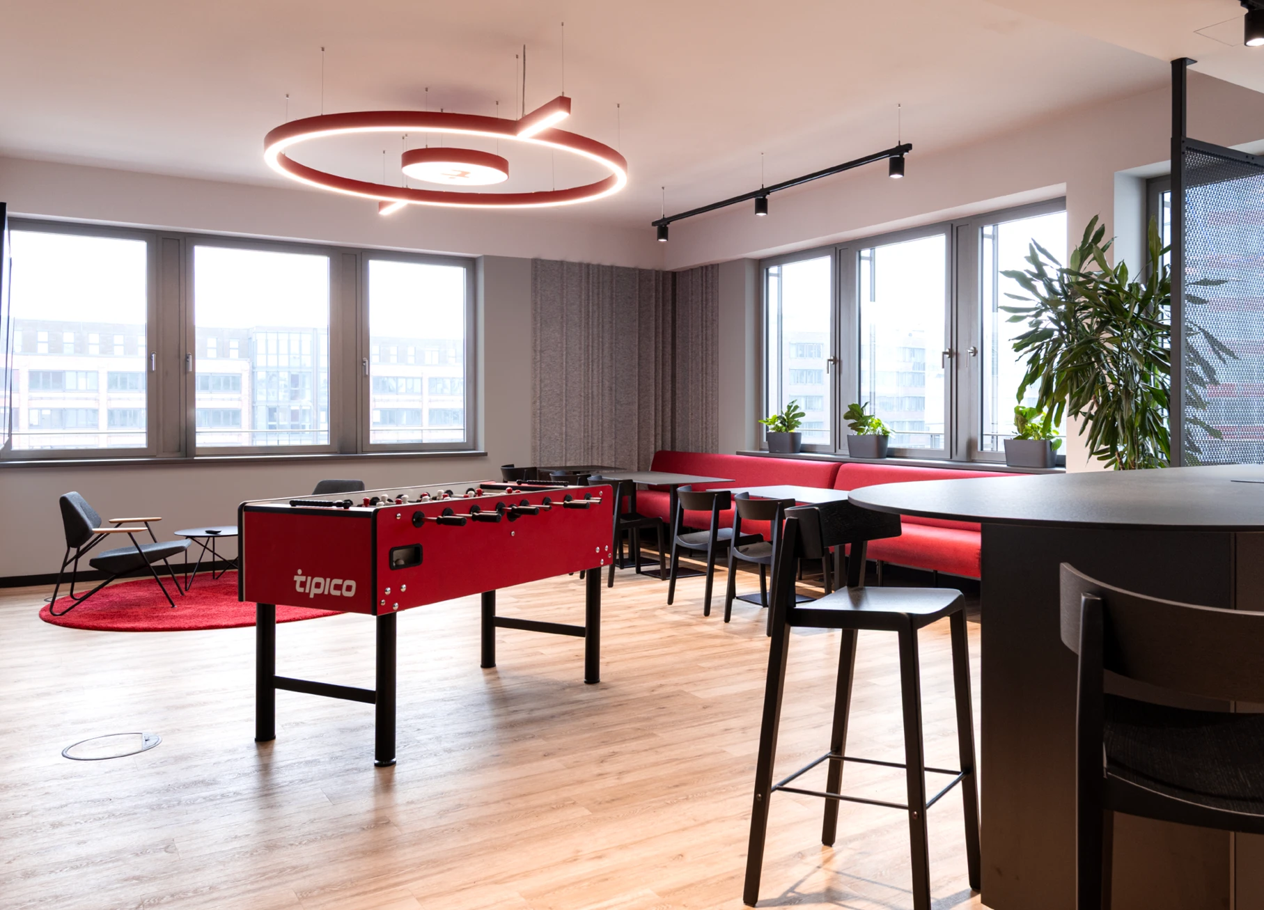 Office-Konzept: Zeigt die vergrößerte Küche mit Sozialbereich und Play Area. Marken-Elemente aus dem Tipico Shop Design sind in eine moderne Arbeitswelt übersetzt worden.